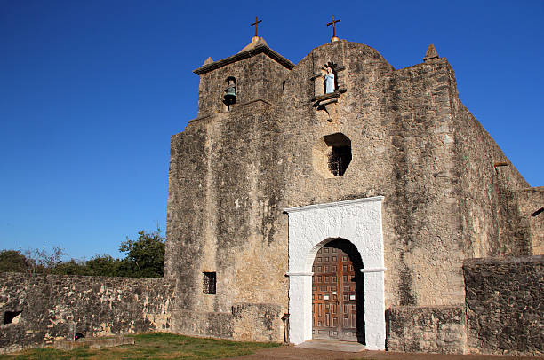 istock Historic Colonial Church 613307698