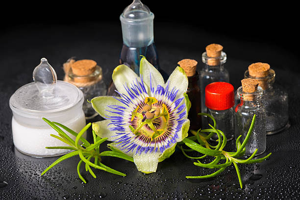 bella cornice termale di fiore passiflora blu, sale cosmetico - rosemary flower single flower flower head foto e immagini stock