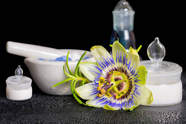 bella cornice termale di fiore passiflora blu, sale cosmetico m - rosemary flower single flower flower head foto e immagini stock