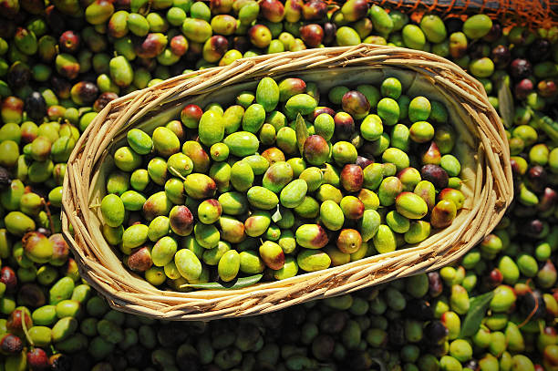 olives dans le panier fermier en méditerranée - john garner photos et images de collection