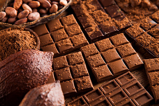 barras de chocolate, dulce dulce, comida de postre sobre fondo de madera - close up table brown dieting fotografías e imágenes de stock