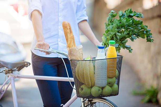 新鮮なオーガニック食品のバスケット - bicycle shop ストックフォトと画像