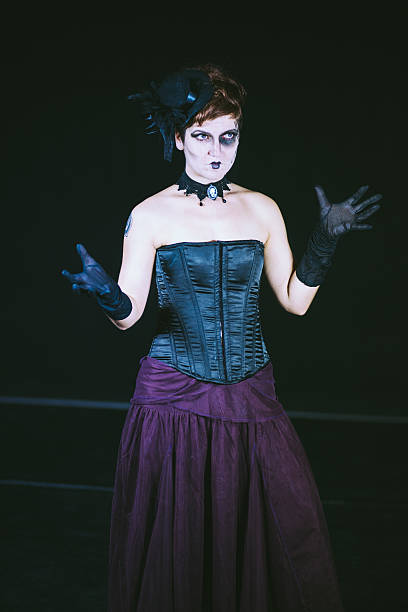 istock Gothic Dracula Old-fashioned Woman 613323308