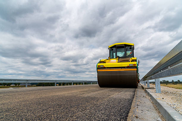 дорожный каток работая над строительство сайта - industrial equipment steamroller construction vehicle construction equipment стоковые фото и изображения