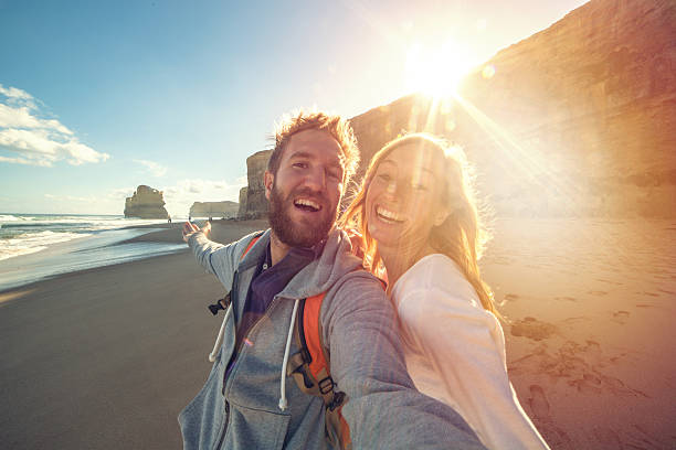 젊은 커플입니다 찍고 인물사진 on gibsons 스텝스 플라주 - australia photographing camera beach 뉴스 사진 이미지