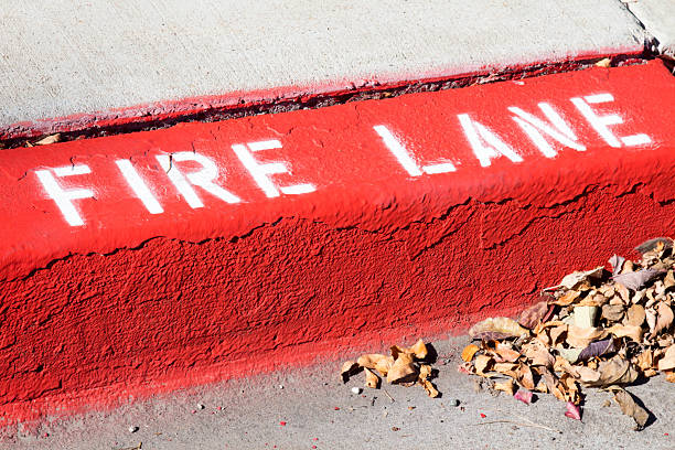 fire lane malowane na krawężniku - emergency lane zdjęcia i obrazy z banku zdjęć