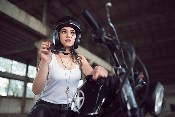 ella es una niña salvaje - motorcycle women helmet sensuality fotografías e imágenes de stock