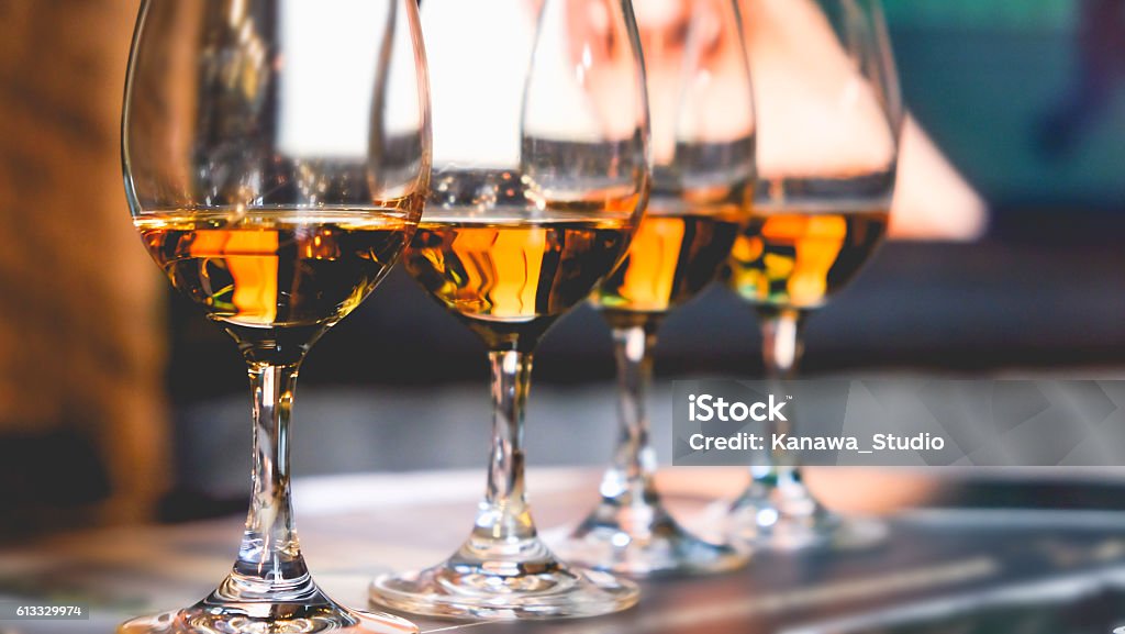 Gros plan verre de whisky dans une rangée - Photo de Goûter libre de droits