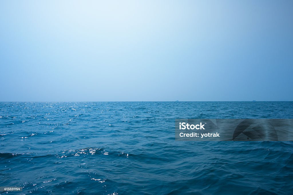 Bela paisagem marinha sob o céu azul - Foto de stock de Mar royalty-free