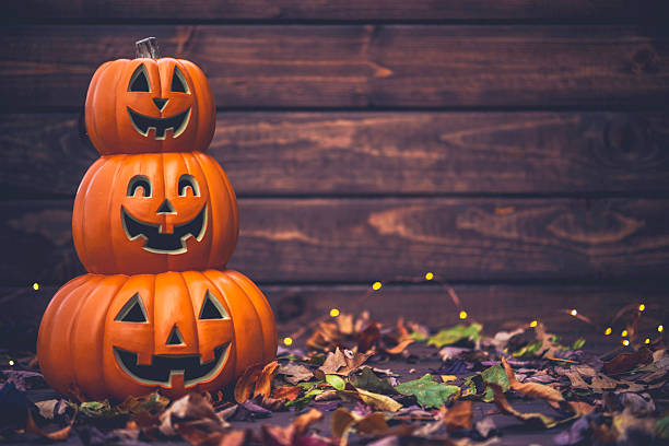 celebrazioni autunnali. halloween jack o lanterns con foglie - gourd halloween fall holidays and celebrations foto e immagini stock