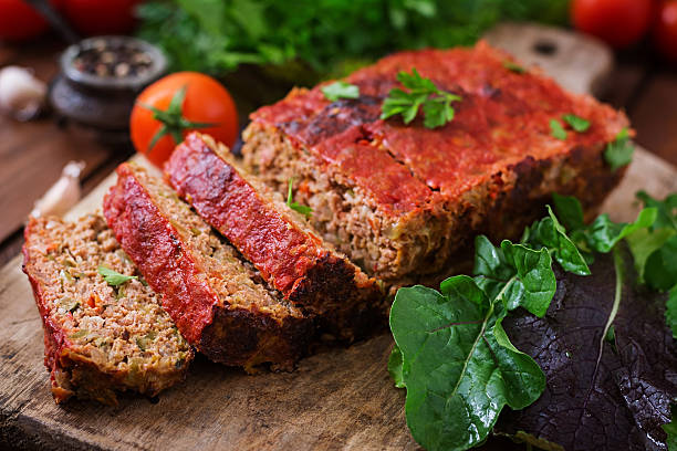 bolo de carne moída caseiro com legumes. - meat loaf meat cooked beef - fotografias e filmes do acervo