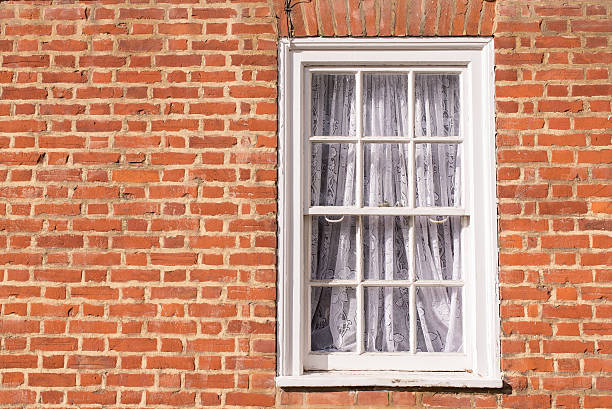 finestra vittoriana in legno con fascia bianca con pannelli di vetro - london england sash window house georgian style foto e immagini stock
