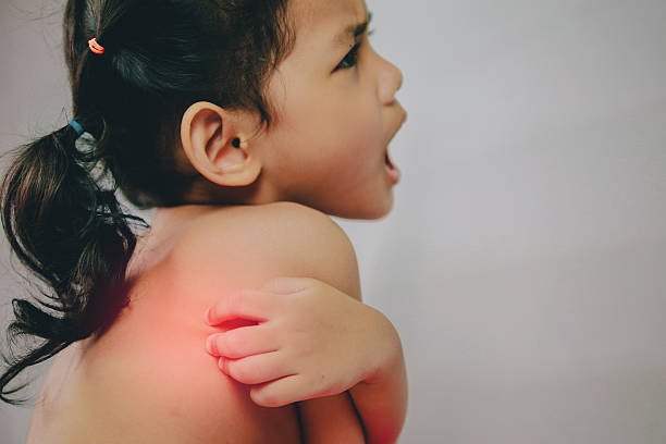 problema de salud. chica joven asiática rascándose la espalda con picazón - chest fly fotografías e imágenes de stock