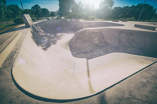 skate park durante il giorno. skatepark in cemento dal design urbano. - skateboard park extreme sports recreational pursuit skateboarding foto e immagini stock