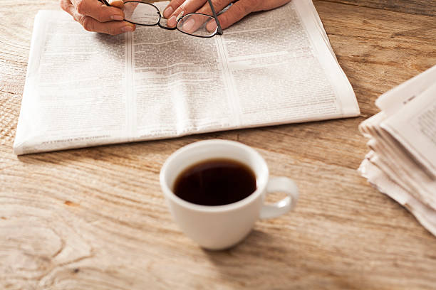 hombre leyendo periódico con café - reading newspaper break tea fotografías e imágenes de stock