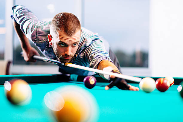 giocatore di gioco in piscina semi-professionale pronto per lo scatto - pool game pool table aiming men foto e immagini stock