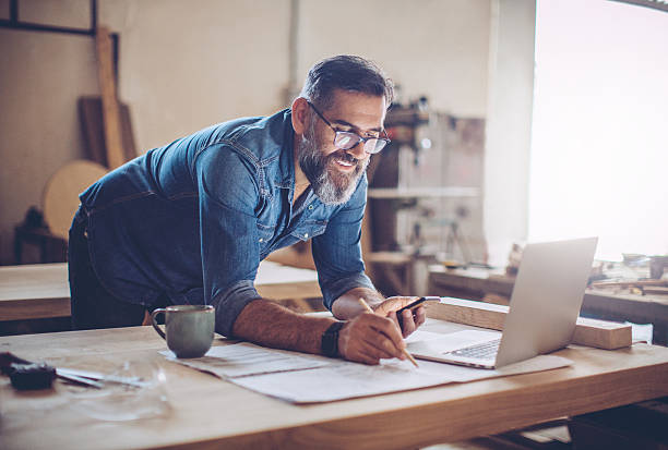 tecnologia foi uma enorme ajuda para esta empresa - carpenter carpentry craft skill imagens e fotografias de stock