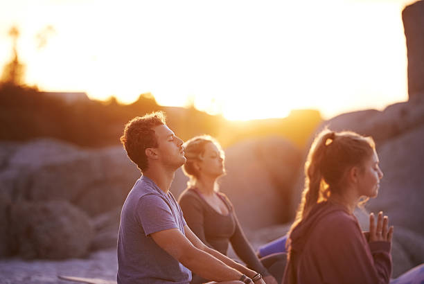 questo è un ottimo modo per iniziare la giornata - yoga exercising outdoors group of people foto e immagini stock