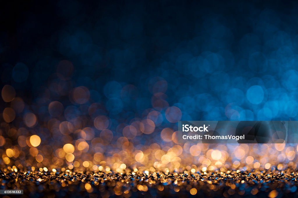 Arrière-plan défocalisé des lumières de Noël - Bokeh Gold Blue - Photo de Fond libre de droits