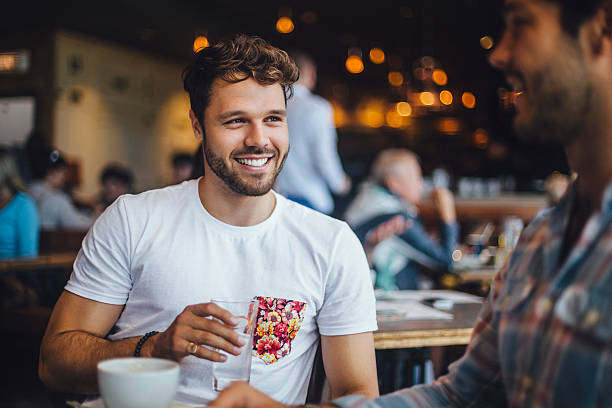 dois amigos conversando em um café - restaurant review - fotografias e filmes do acervo