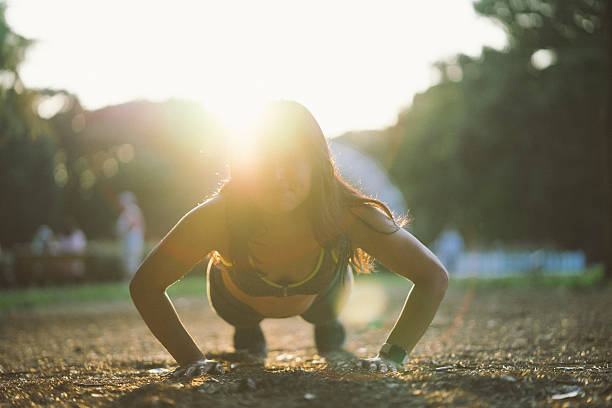 早朝に屋外で運動する日本のスポーツ女性 - grittywomantrend ストックフォトと画像