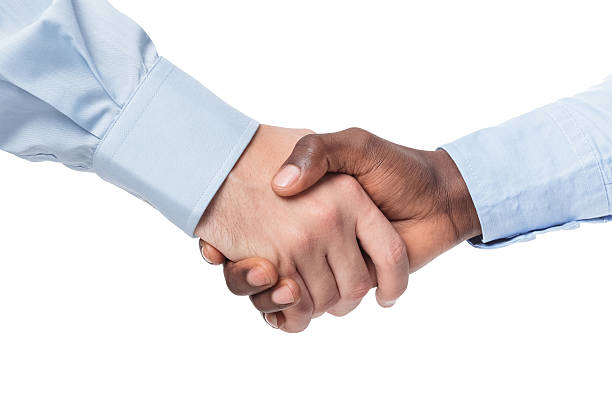 aperto de mão de dois homens de negócios  - stability agreement handshake human hand - fotografias e filmes do acervo