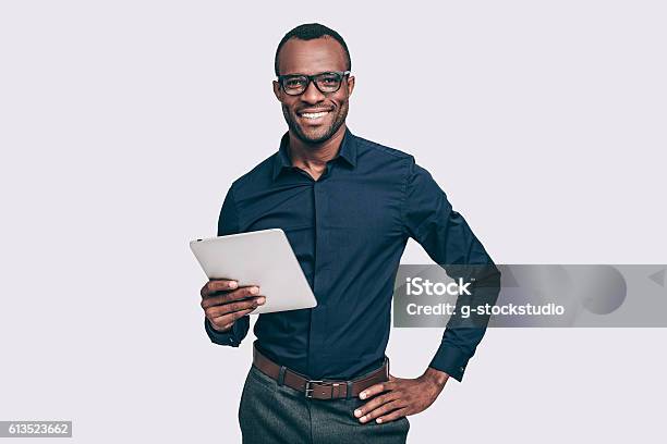 Foto de Sempre Prontos Para Ajudar e mais fotos de stock de Homem de negócios - Homem de negócios, Homens, Mesa digital