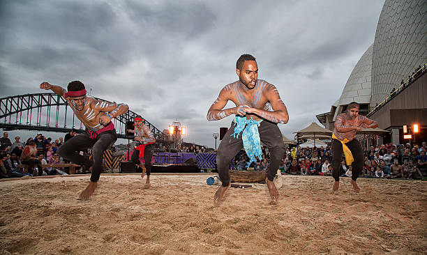 домашний фестиваль в сиднее - праздник культуры аборигенов - ceremonial dancing стоковые фото и изображения