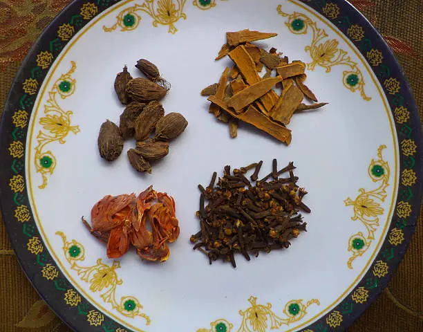 Cardamoms, cloves, mace and cinnamon sticks