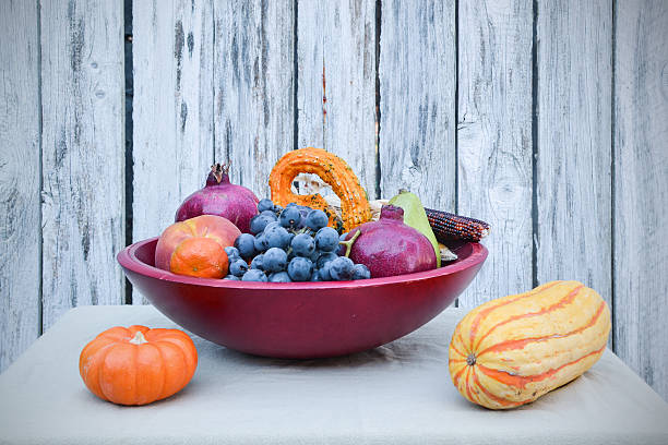 木製ボウルでカリフォルニアの収穫 - fruit vegetable fruit bowl peaches ストックフォトと画像