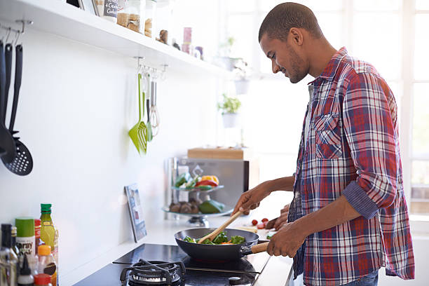 cooking up something good in the kitchen - stove top imagens e fotografias de stock