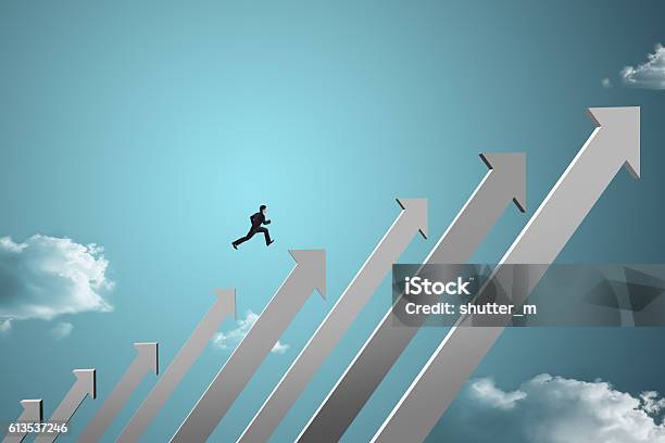 Geschäftsmann Springt Auf Wachsende Chart Mit Himmel Hintergrund Stockfoto und mehr Bilder von Geschäftsleben