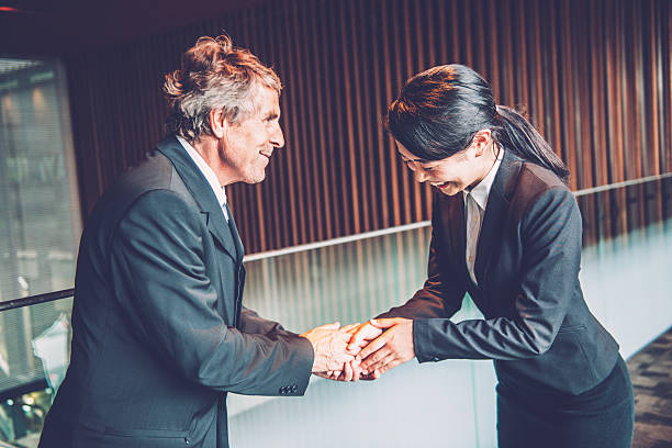 starszy kaukaski biznesmen i japoński przedsiębiorca shaking hands, kioto, japonia - handshake respect japan business zdjęcia i obrazy z banku zdjęć