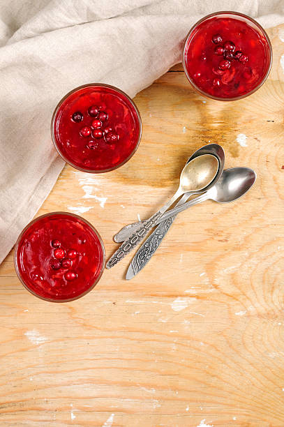 クランベリーとイチゴのベリーゼリー - jellied cranberries 写真 ストックフォトと画像