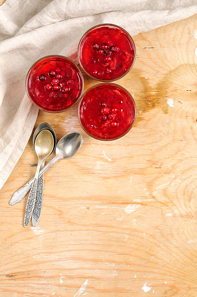 クランベリーとイチゴのベリーゼリー - jellied cranberries 写真 ストックフォトと画像