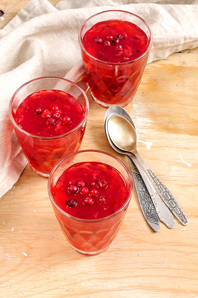 gelatina di bacche con mirtilli rossi e fragole - jellied cranberries foto e immagini stock