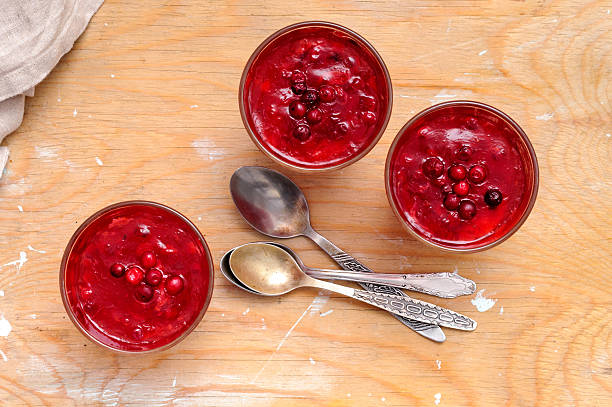 gelatina di bacche con mirtilli rossi e fragole - jellied cranberries foto e immagini stock
