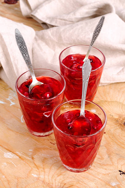 gelatina di bacche con mirtilli rossi e fragole - jellied cranberries foto e immagini stock