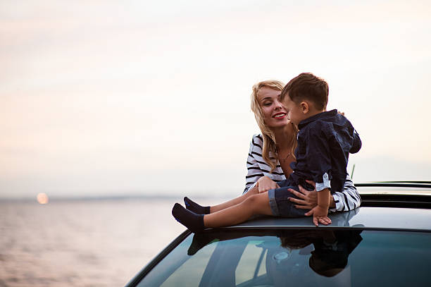 mujer con un niño en el coche - naughty nurse fotografías e imágenes de stock