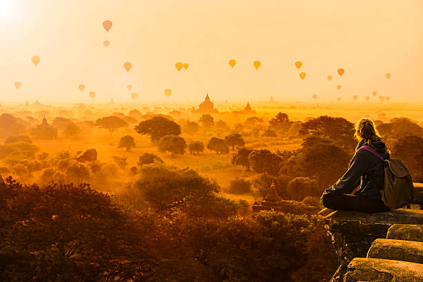 caliente aire globos en bagan, myanmar - burmese culture fotografías e imágenes de stock