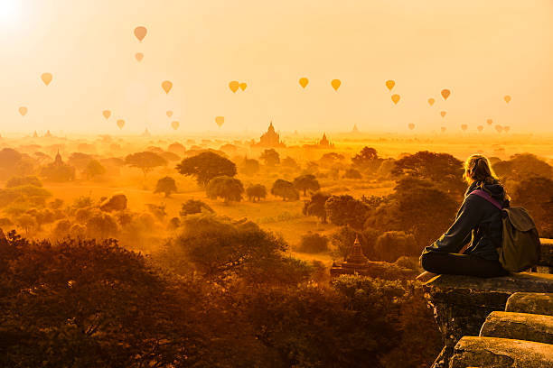 balões de ar quente em bagan, myanmar - myanmar - fotografias e filmes do acervo