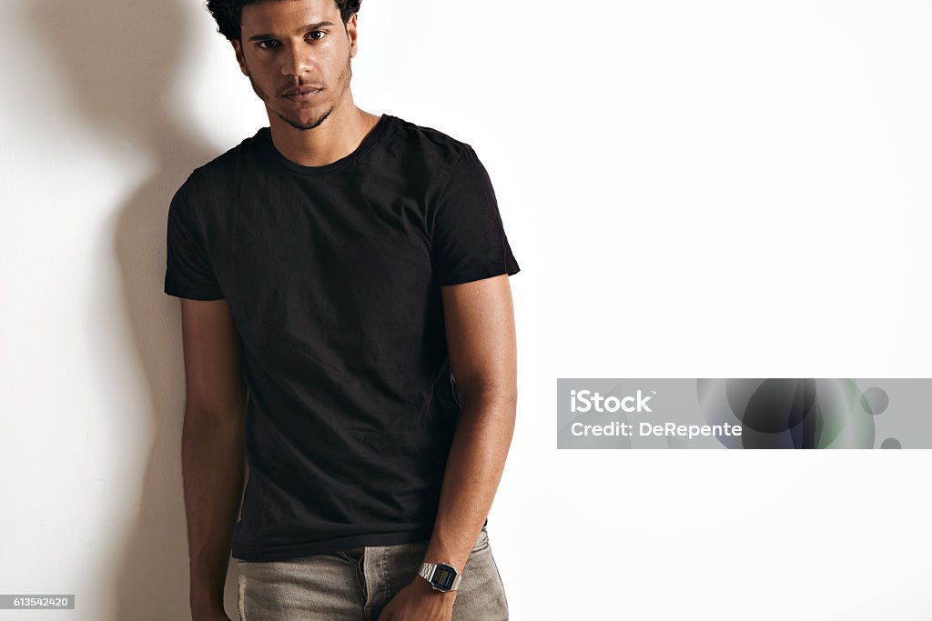 黒いTシャツを着たハンサムな男のファッション写真 - Tシャツのロイヤリティフリーストックフォト