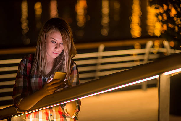 jovem com telefone inteligente que dá más notícias na internet - rudeness blah customer boredom - fotografias e filmes do acervo