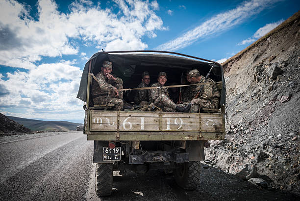 나고르노-카라바흐를 떠나는 아르메니아 군인들 - caucasus mountains caucasus mountain range mountain 뉴스 사진 이미지