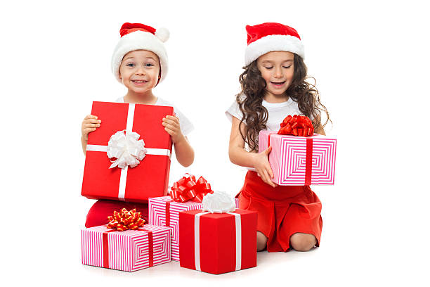 feliz as crianças no chapéu do pai natal com caixas de presente de natal - christmas child little boys peeking imagens e fotografias de stock