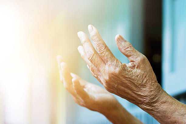 пожилая женщина руки молиться с спокойствием и добросовестно. - praying women senior adult spirituality стоковые фото и изображения