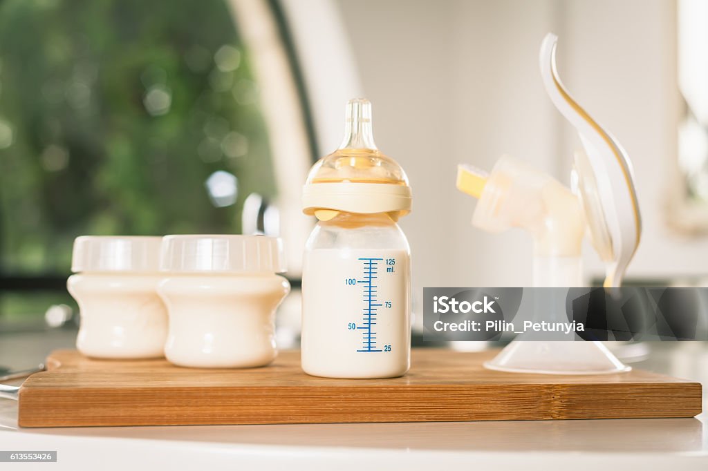 Botella de bebé con leche y Bomba manual de mama - Foto de stock de Extractor de leche materna libre de derechos