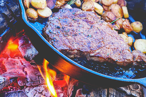 リブ編みの目にキャンプファイヤーステーキ - rib eye steak steak beef prepared potato ストックフォトと画像