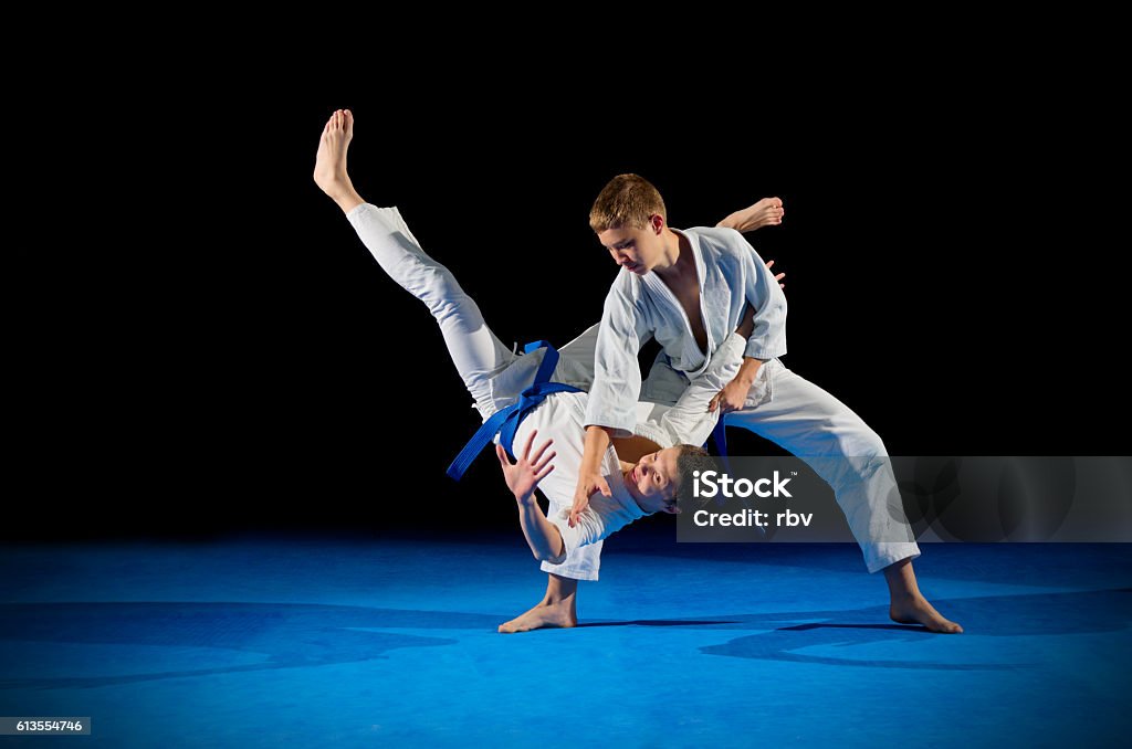 Niños luchadores de artes marciales - Foto de stock de Judo libre de derechos