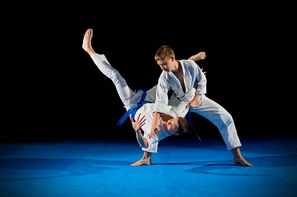 niños luchadores de artes marciales - karate child judo belt fotografías e imágenes de stock